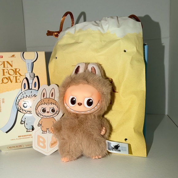 PopMart Labubu Pin For Love Letter - B - Picture 2 of 5